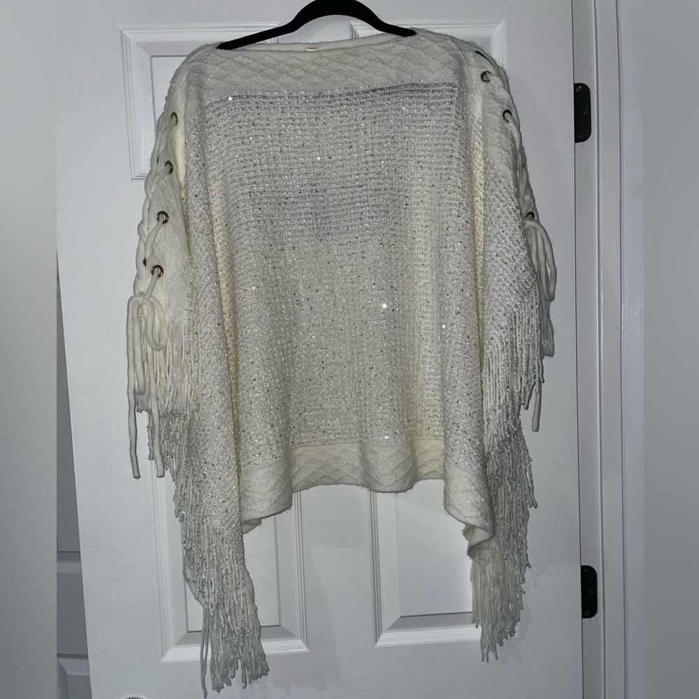 Knitted poncho with fringe trim and Sequins